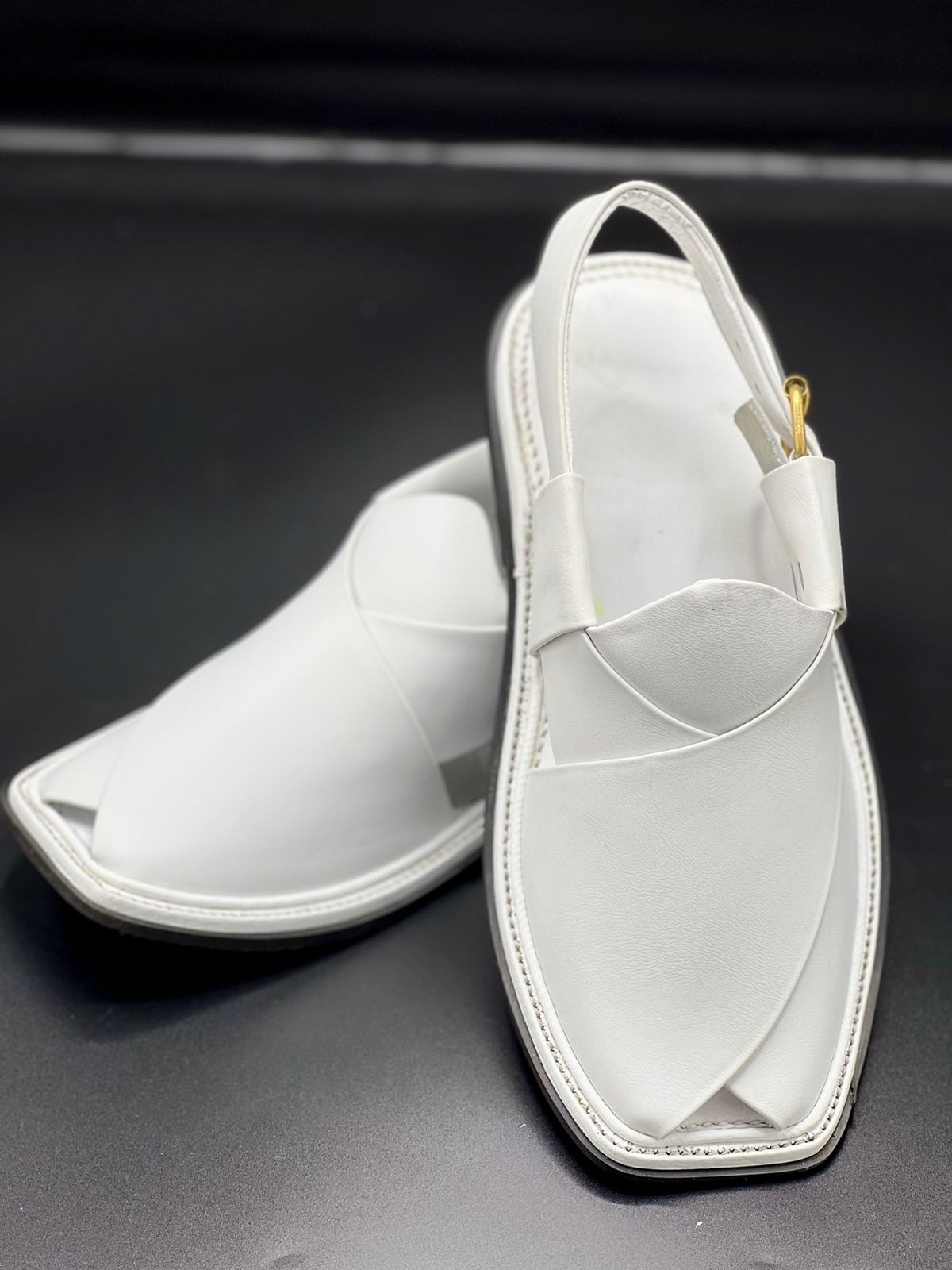 White on sale colour chappal